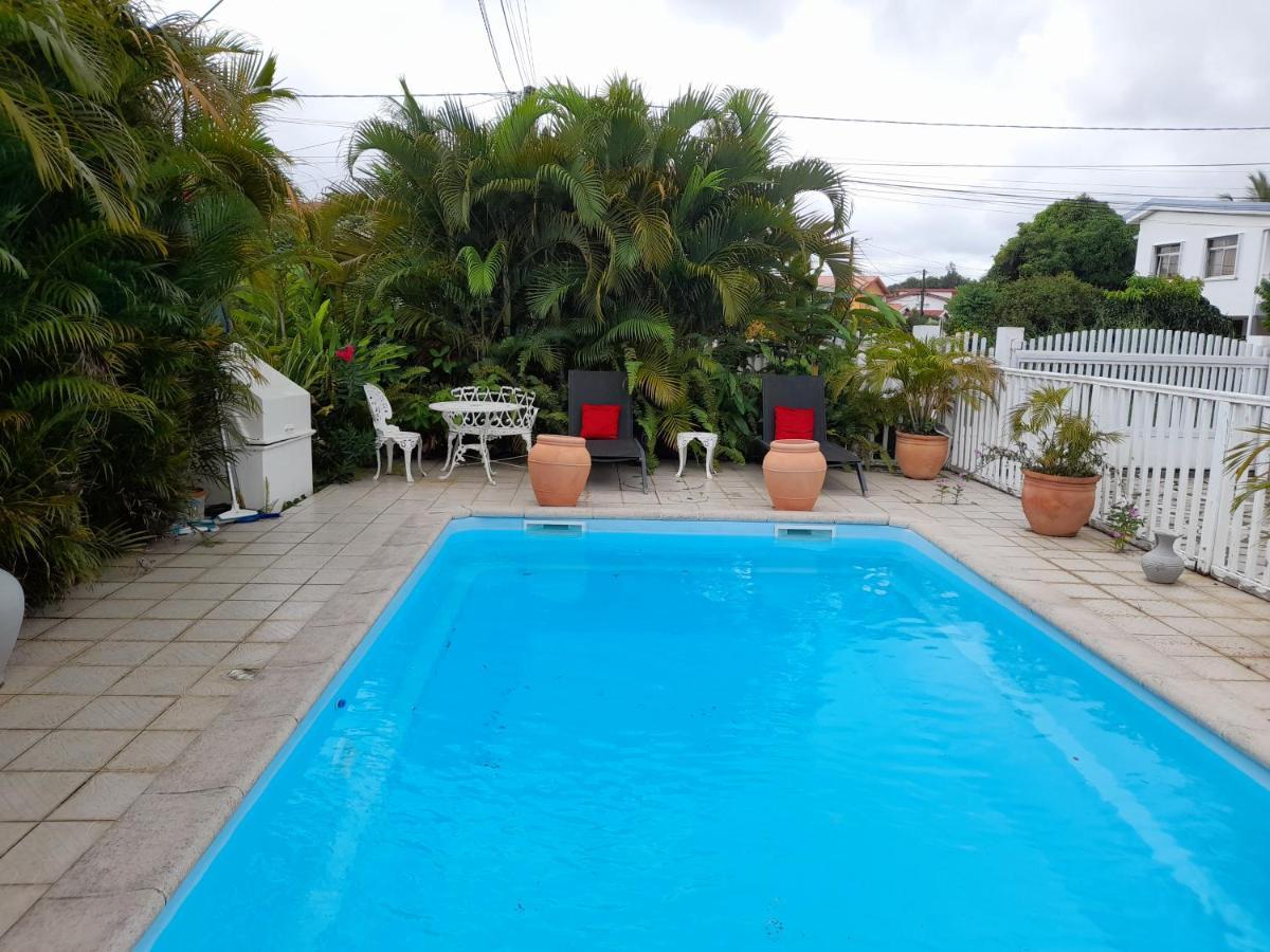 Coquet F2 Climatise Avec Piscine Au Lamentin Apartment Le Lamentin Exterior photo
