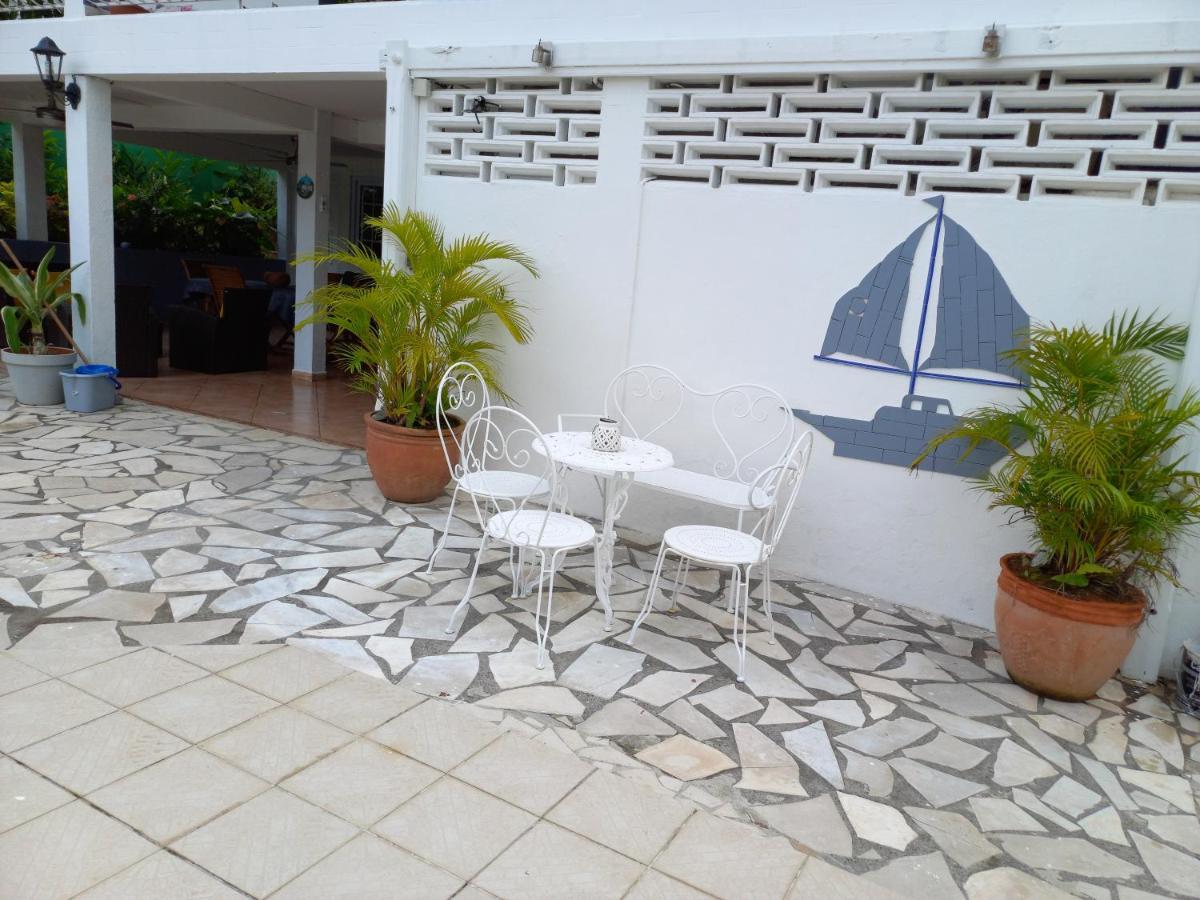 Coquet F2 Climatise Avec Piscine Au Lamentin Apartment Le Lamentin Exterior photo